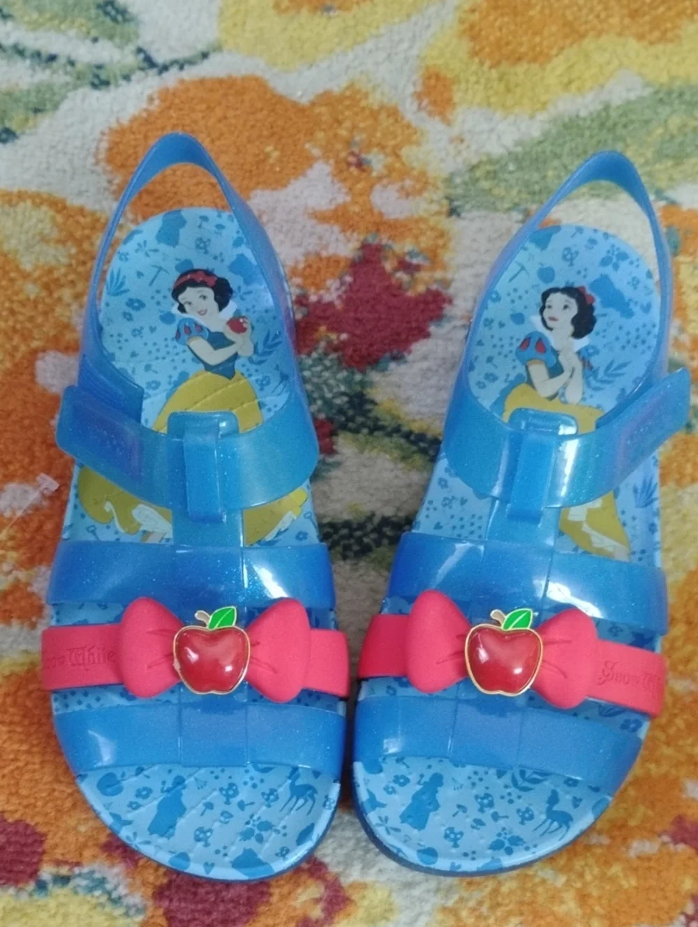 CROCS Girls Blue Snow White Sandals with Red Bow and Apple Charm, J5